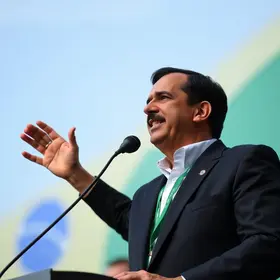 Flávio Bolsonaro grava vídeo de apoio à candidatura de Eduardo Cunha Flávio Bolsonaro